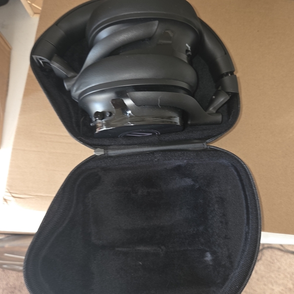 HEAVYS Black Headphones - Picture 2 of 5